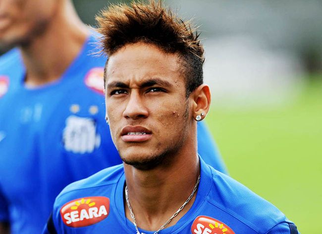 Neymar-cham-soc-toc-nhu-the-nao