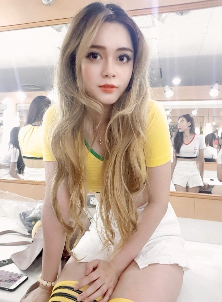 hot-girl-nong-cung-world-cup-len-tieng-ve-su-co-fan-pele-4-nam-truoc