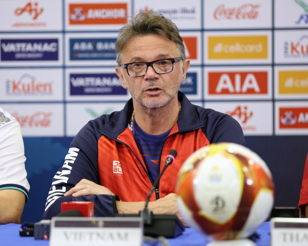 hlv-nguoi-duc-tung-bi-vff-sa-thai-dau-don-sau-that-bai-tai-sea-games-lieu-ong-troussier-co-thoat-nan